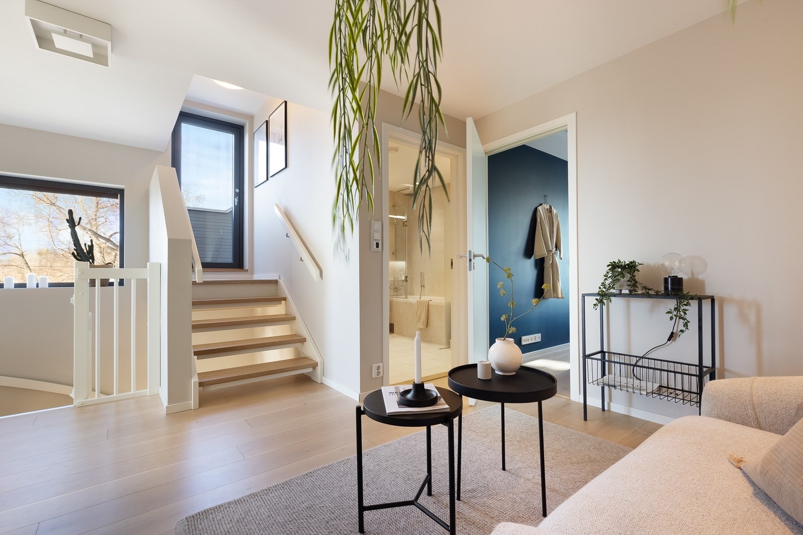 Fin soveromsavdelig i 2. etasje med tre soverom, to bad og allrom Galleribilde