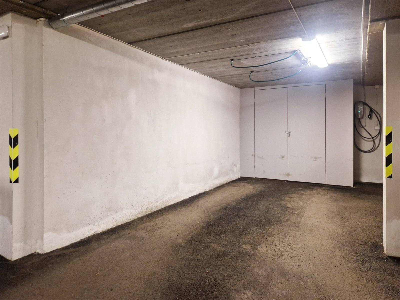 Garasjeplass med elbillader Galleribilde