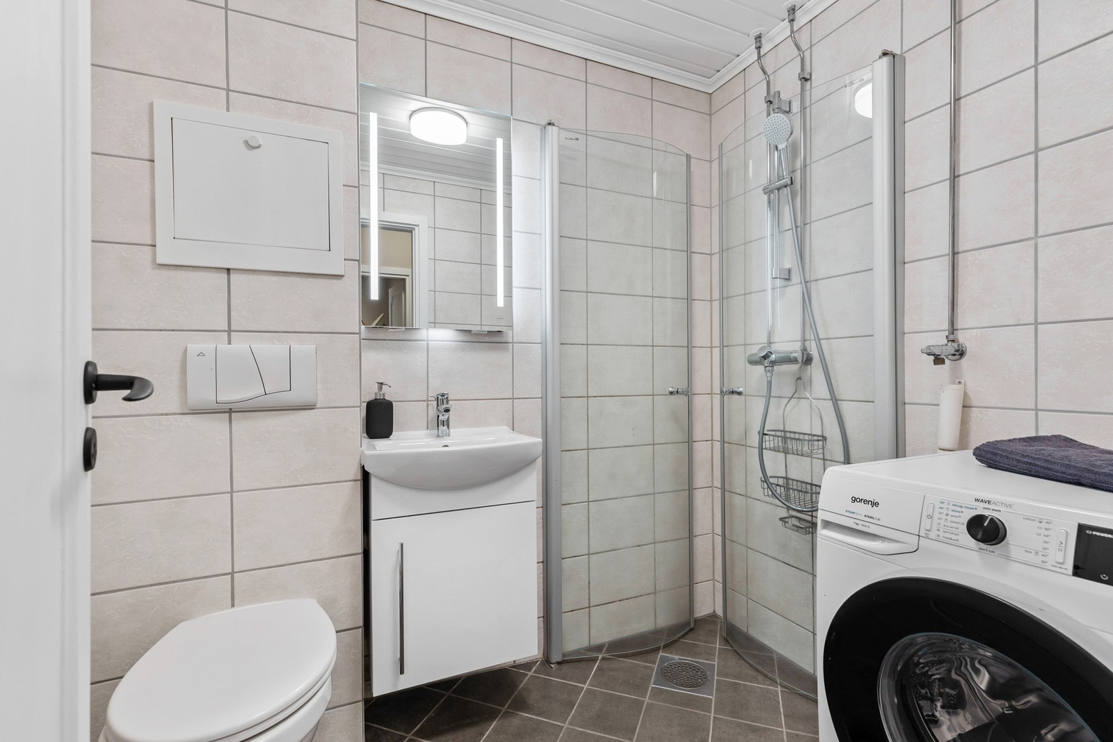 Badet ble rehabilitert i 2008 og har flislagt gulv med varmekabler, flislagte vegger og himling med malt panelbord Galleribilde