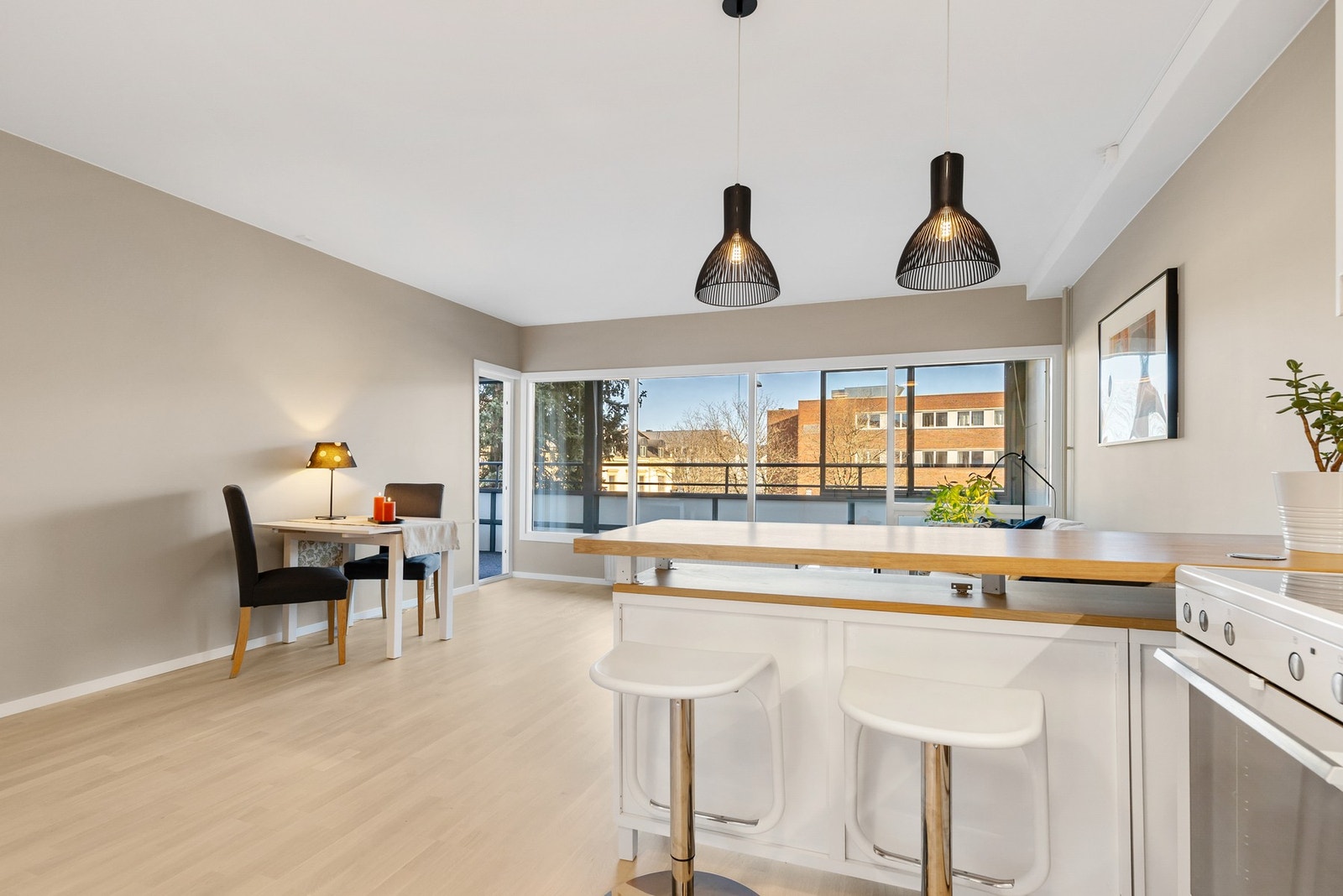 Rommet har flere store vindusflater og godt lysinnslipp Galleribilde