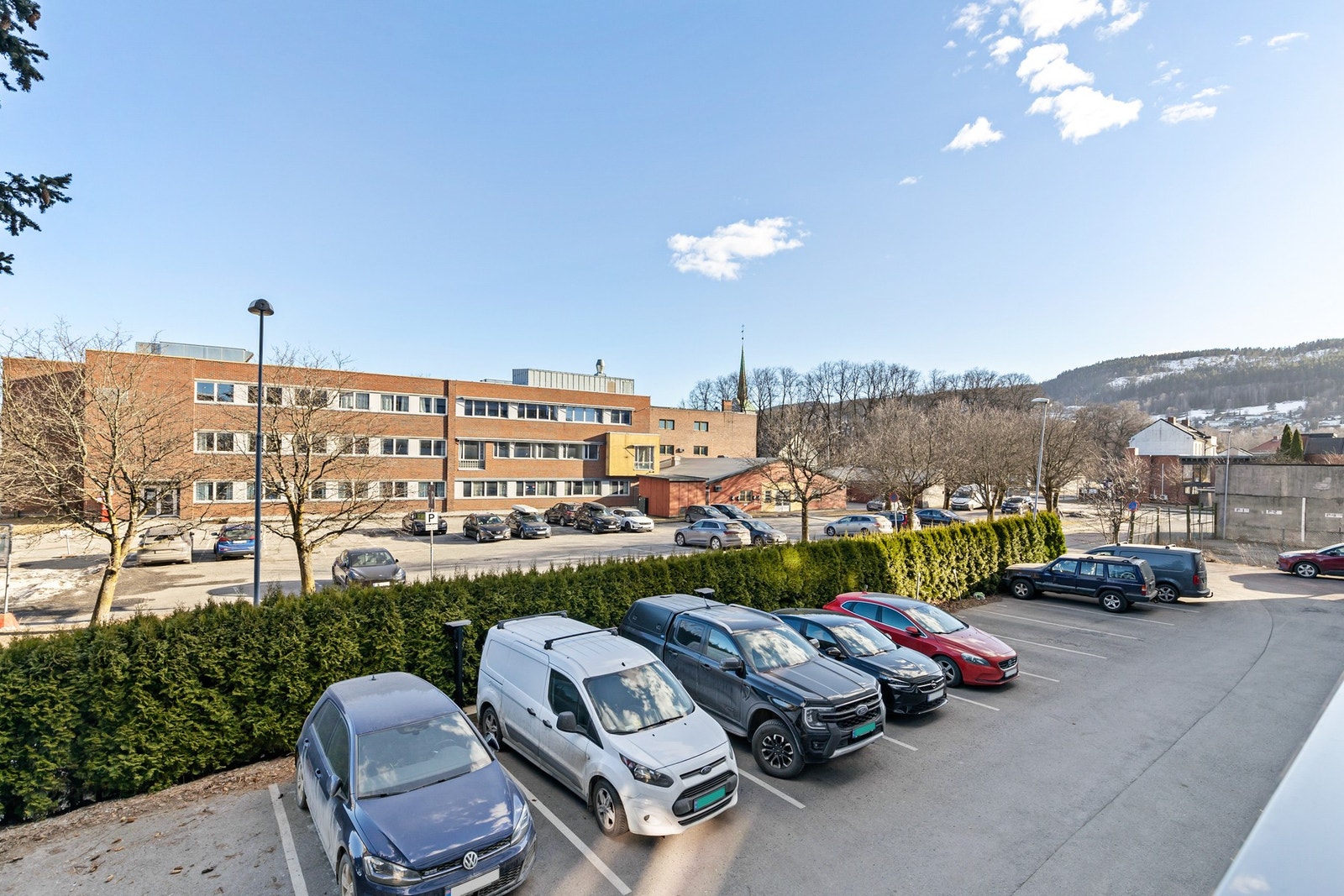 Det er mulighet for leie av garasje/parkering, venteliste etter ansiennitet Galleribilde