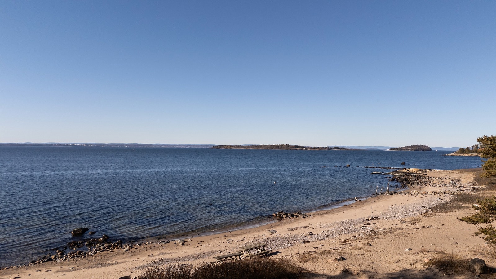 Det er flere strender å velge blant, som Paradisbukta, Botnerhaugen og øya lille Danmark som du kan nå til fots ved lavvann Galleribilde