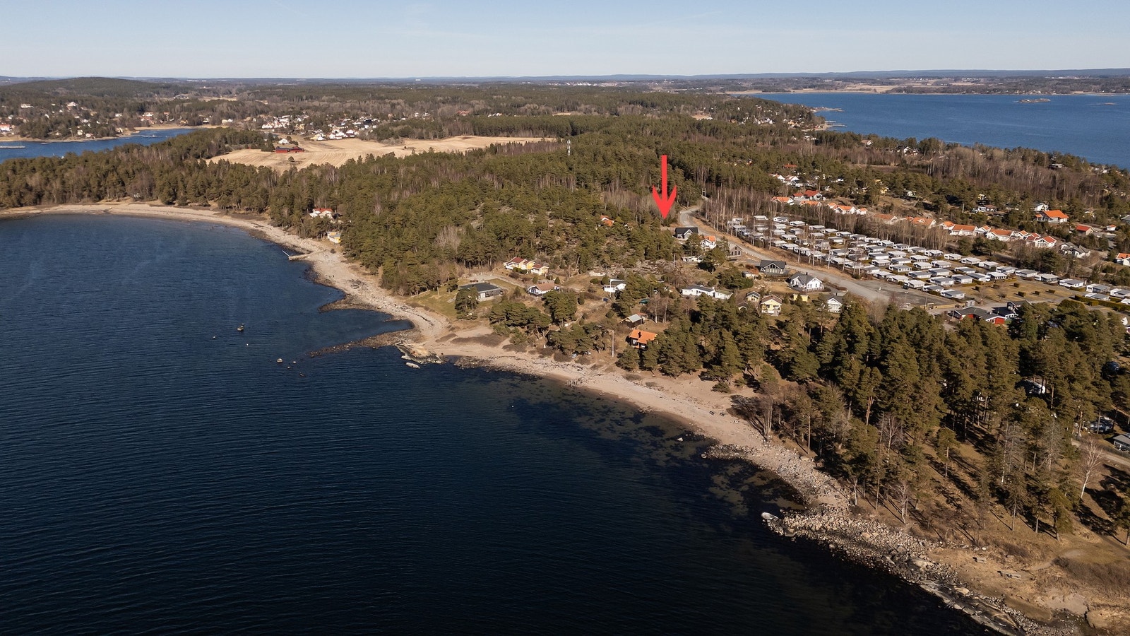 Tomten ligger i ett attraktivt hyttefelt nær sjøen Galleribilde