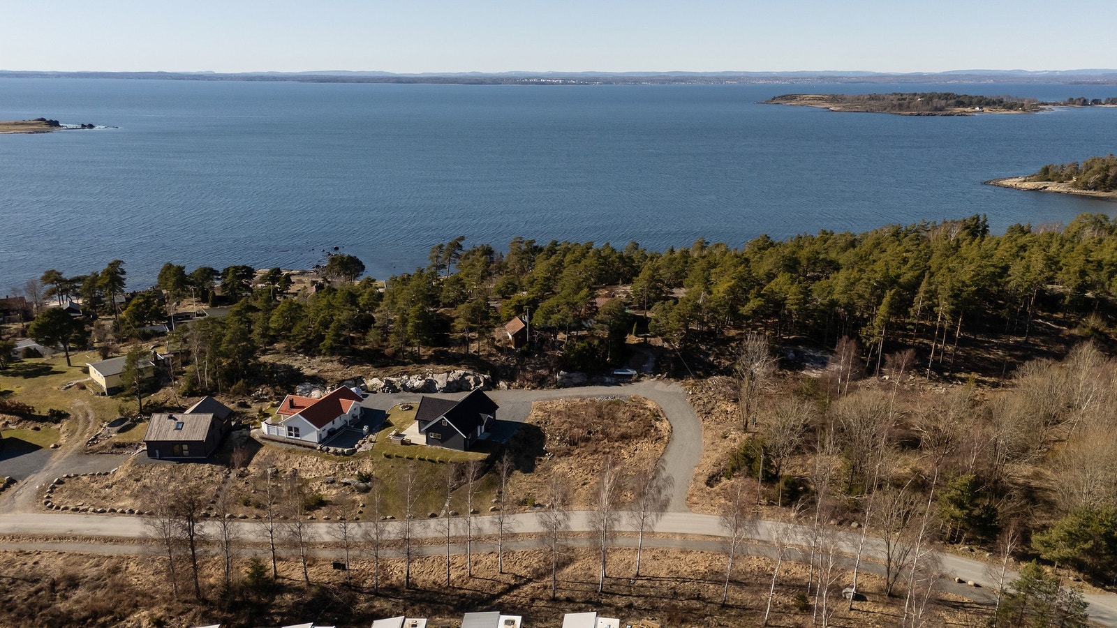 Sjø, strand og turmuligheter ligger i gangavstand fra tomten Galleribilde