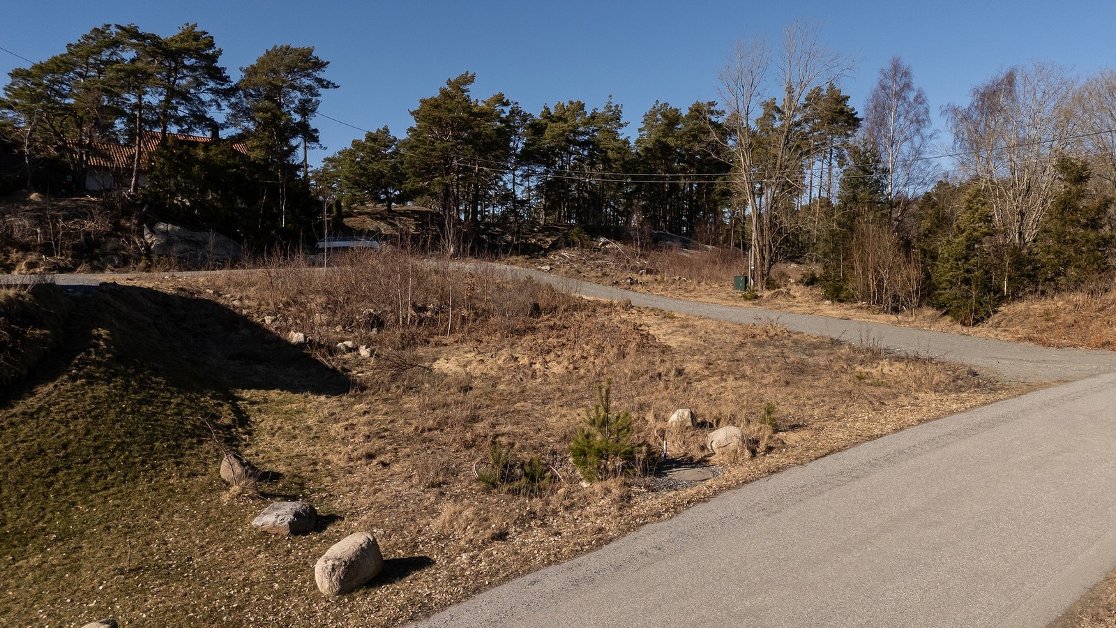 Grovplanert tomt på 752 kvm, det er adkomst via offentlig vei og inn på privat vei Galleribilde