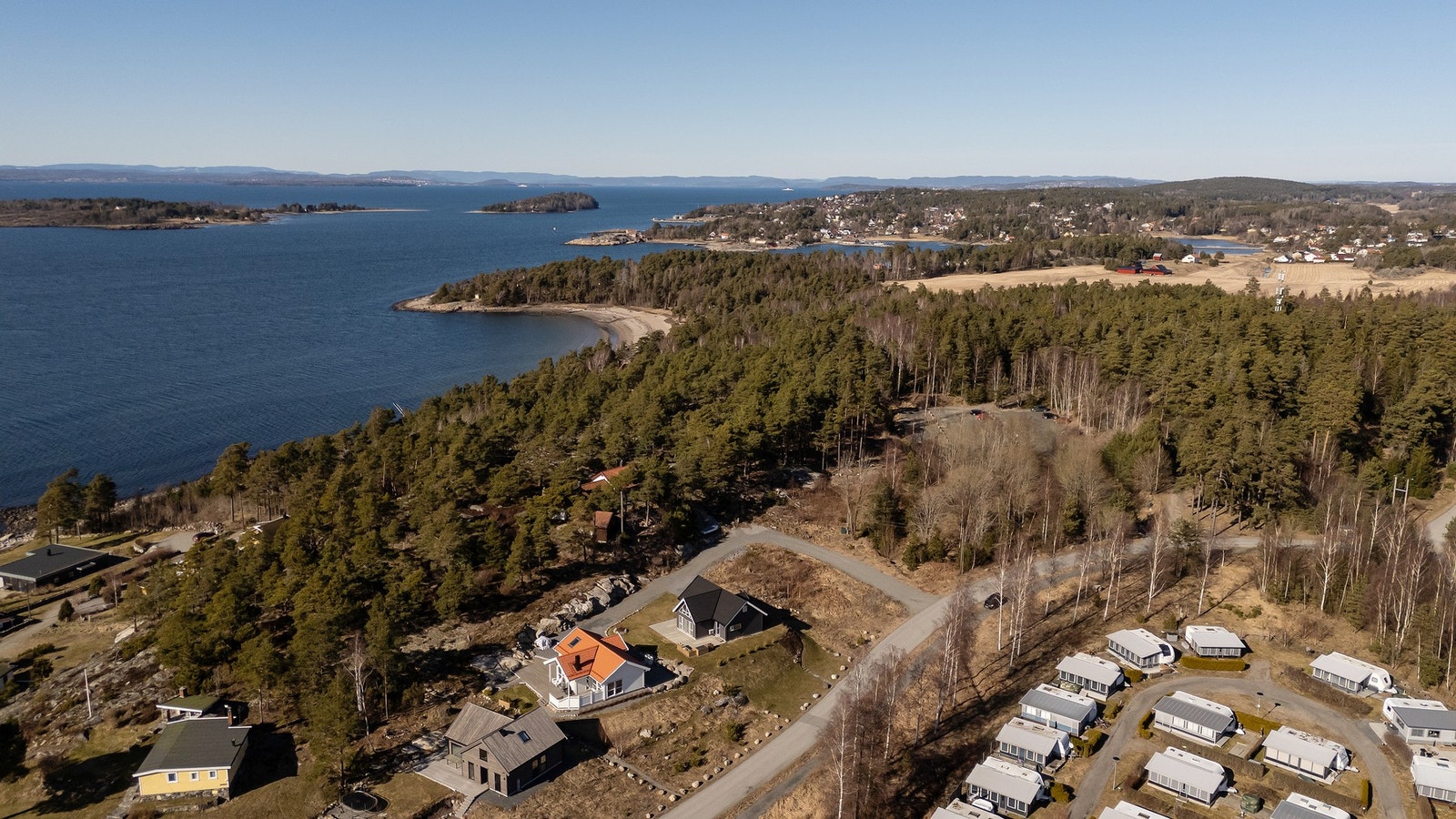 Det er kort vei til bl.a. dagligvare, treningssenter og Evje Golfpark. Middagsåsen skisenter ligger en halvtimes kjøretur unna Galleribilde