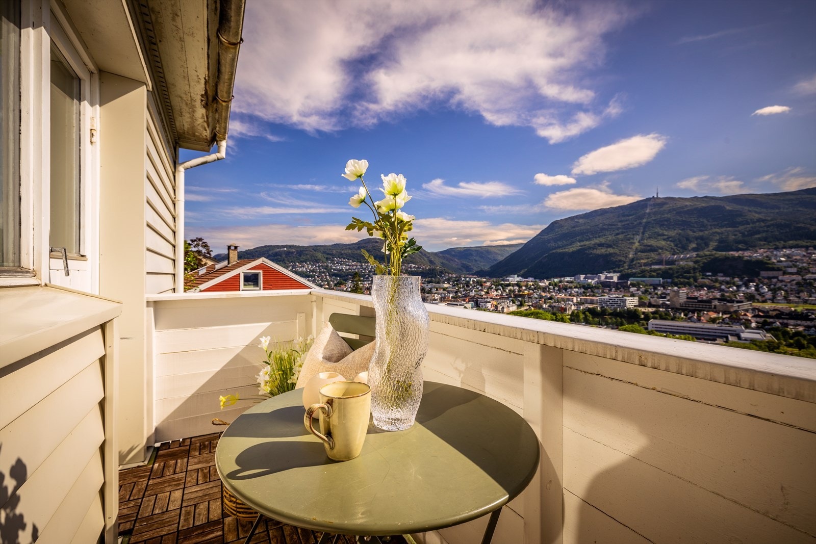 Fra stuen er det tilkomst til leilighetens balkong. Galleribilde