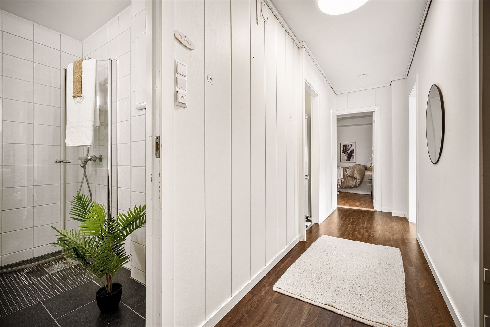 Fra mellomgangen er det også tilkomst til leilighetens bad. Galleribilde