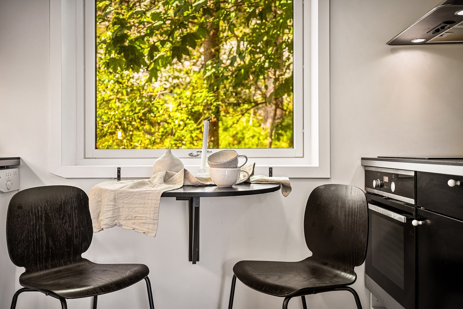 Under vinduet er det montert et oppslagbart bord, hvor frokosten eller morgenkaffeen kan nytes. Galleribilde