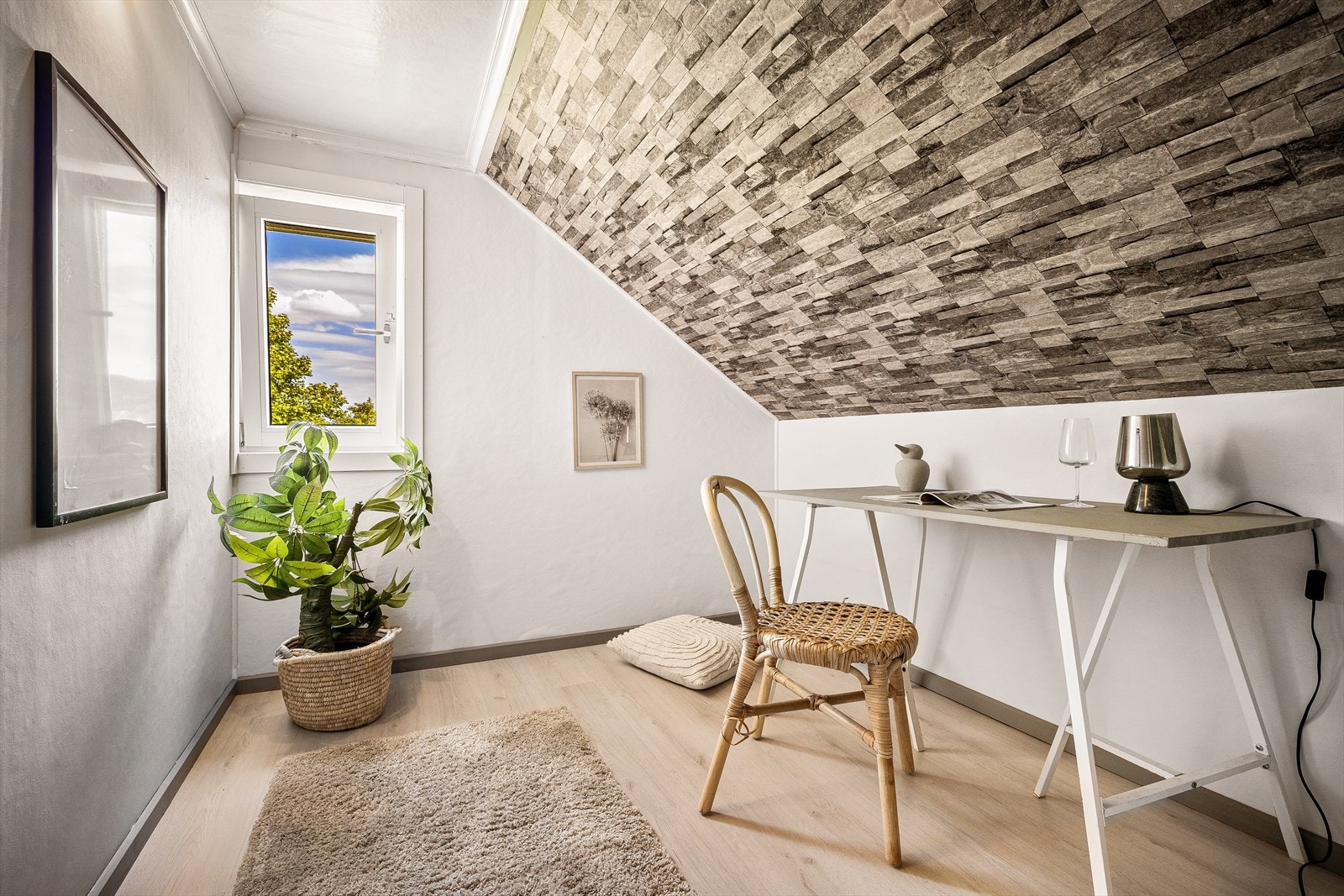 Tilhørende leiligheten er det et disponibelt rom på loftet. Galleribilde