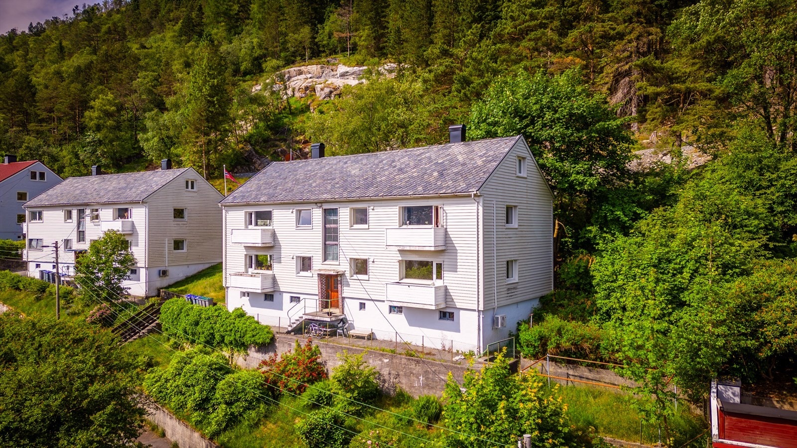 Boligen ligger i en trivelig blindgate uten gjennomgangstrafikk. Galleribilde