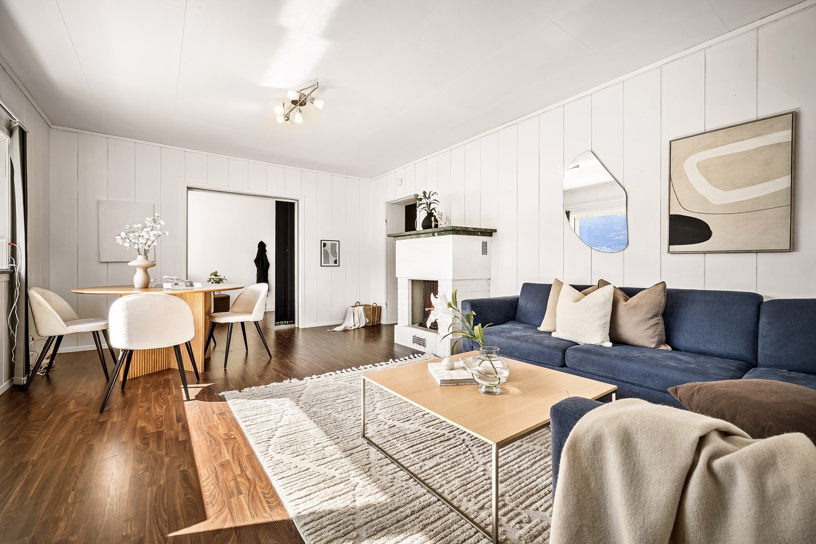 I stuen er det både peis og varmepumpe fra 2023, noe som bidrar til en lun og god temperatur året rundt. Galleribilde