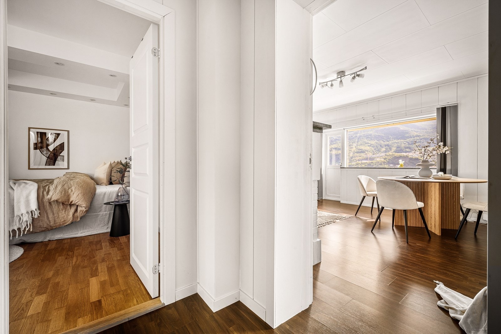 Mellomgangen leder videre inn til hovedsoverommet. Galleribilde