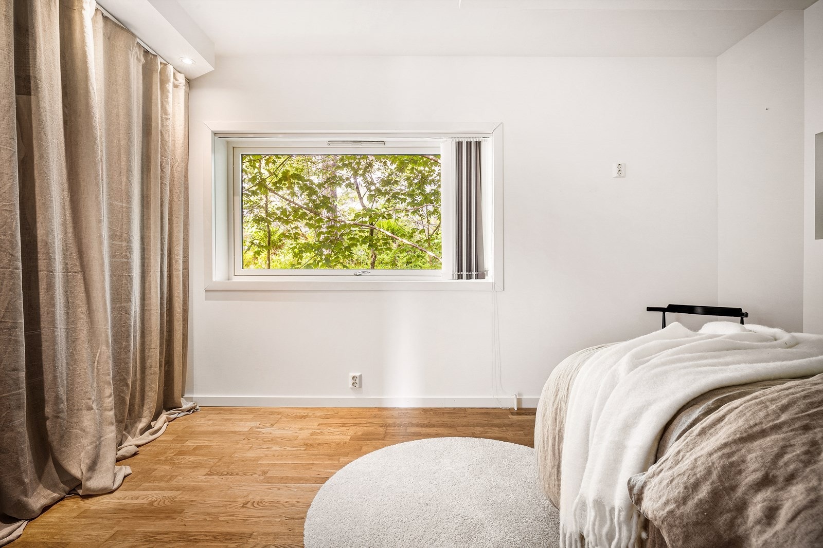 Her er det plass til både dobbeltseng og øvrig soveromsmøblement, i tillegg til den store garderobeløsningen. Galleribilde