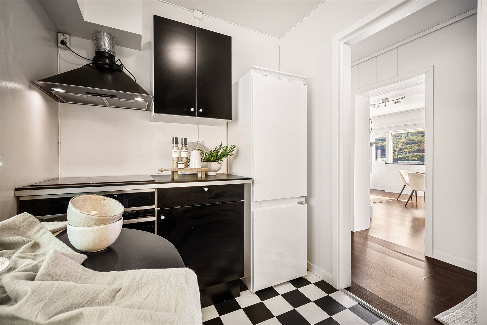 Stekeovn og induksjonsplatetopp er integrert, og medfølger i handelen. Galleribilde