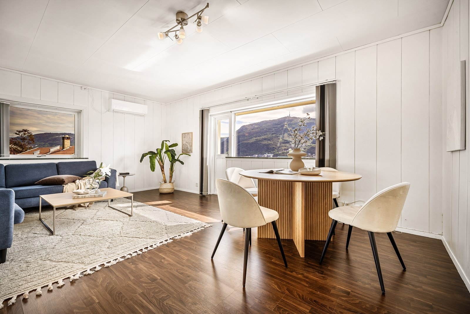 Stuen måler i overkant av 22 kvm, og har godt med plass til innredning i flere soner. Galleribilde