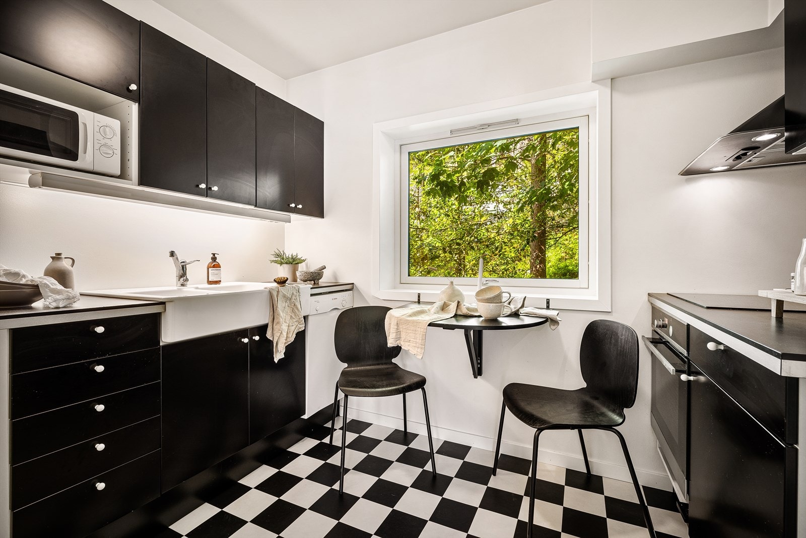 Kjøkkenet er effektivt utformet, og har godt med både skap- og benkeplass. Galleribilde