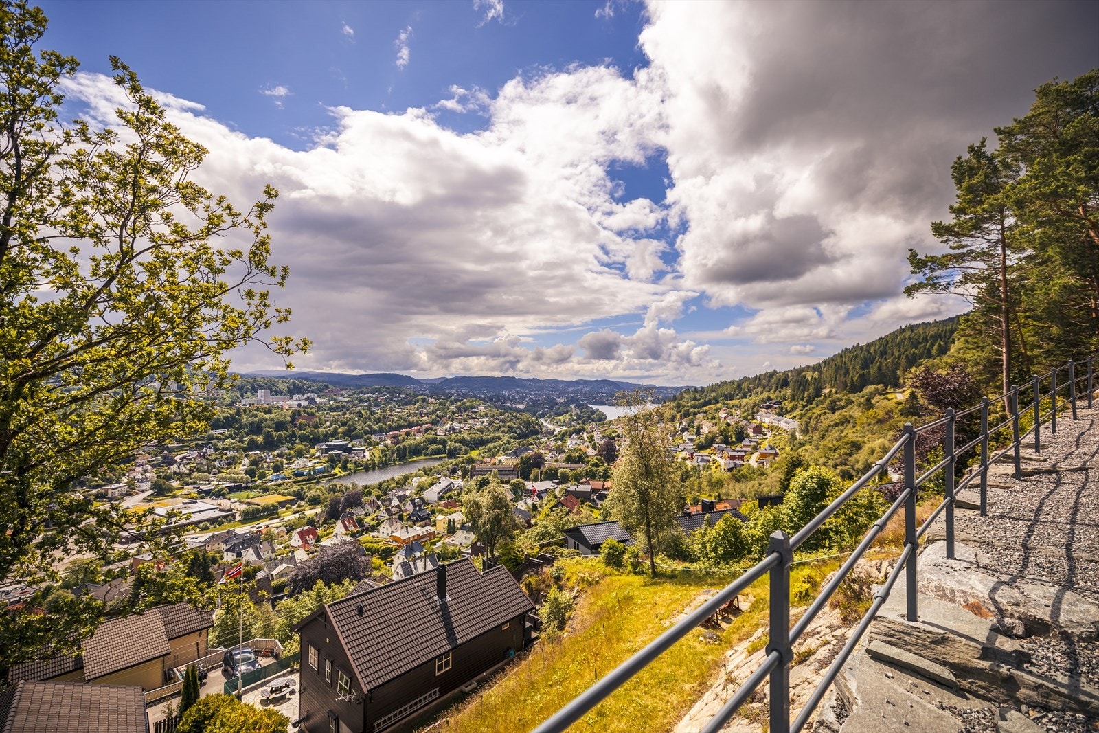 Her har man en tursti som passer like godt for store som små. Galleribilde