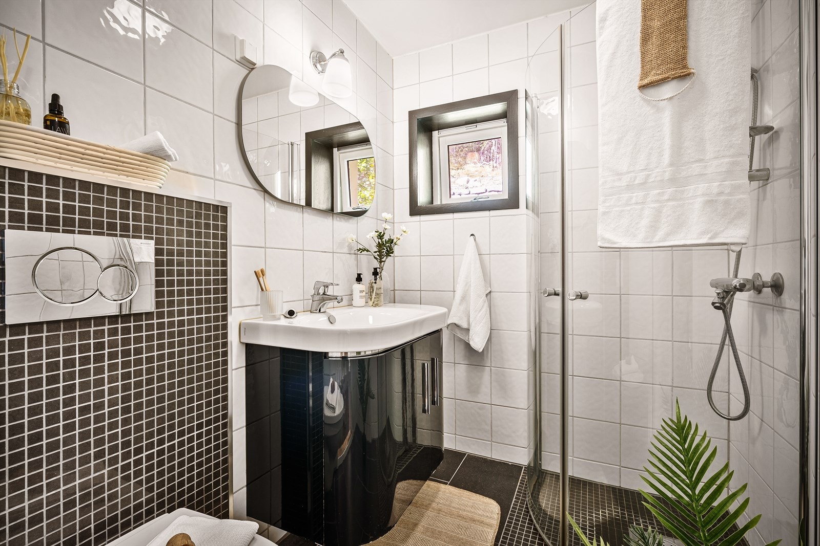 Badet er helfliset og har varmekabler i gulvet. Galleribilde