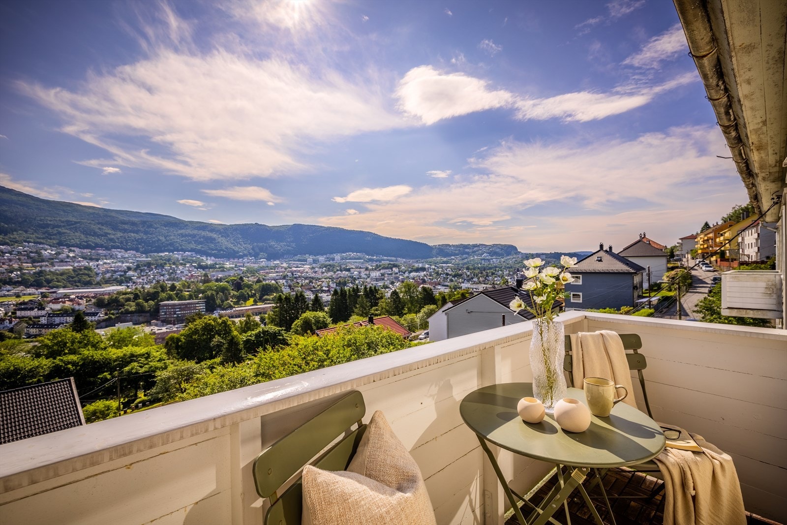 Denne måler ca 2,4 kvm, og har plass til både stoler og et lite cafébord. Galleribilde