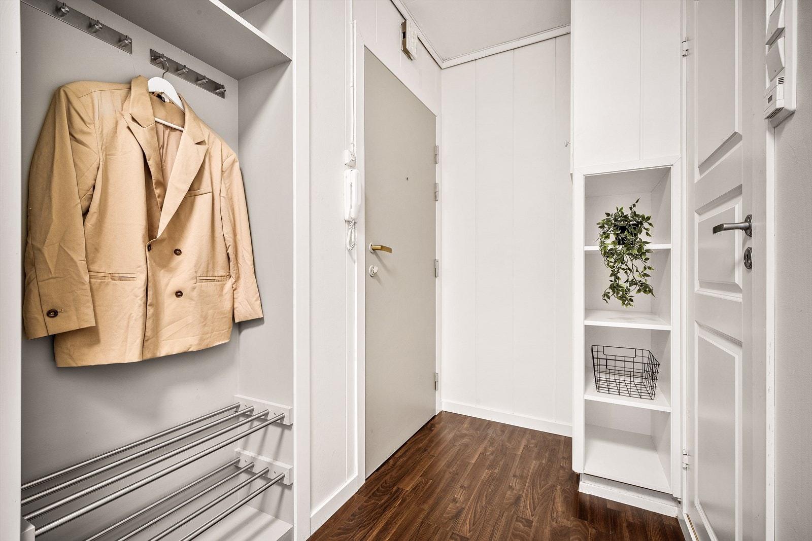 Ved entréen er det god plass til å sette fra seg sko og henge fra seg yttertøy. Galleribilde