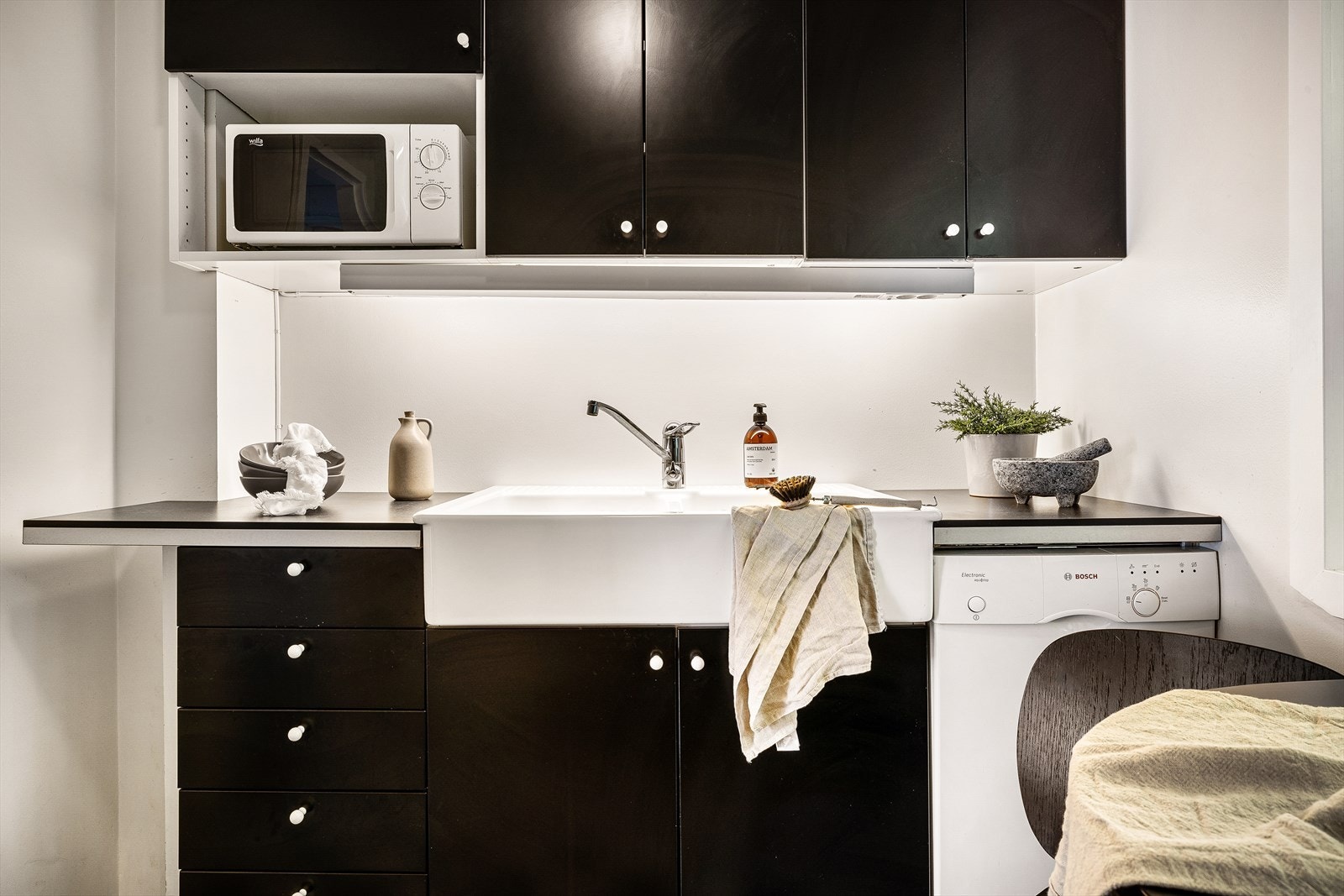 Innredningen består av slette flater og benkeplate i laminat. Galleribilde