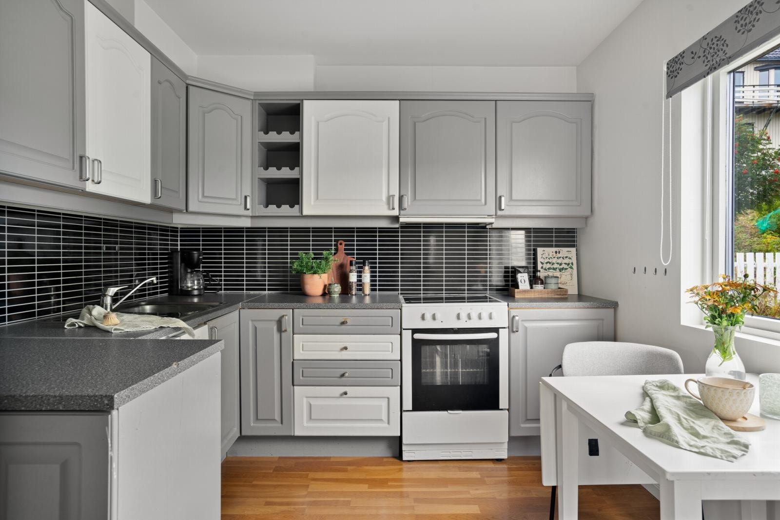 Kjøkkeninnredning med profilerte fronter og rikelig med lagringsplass. Galleribilde