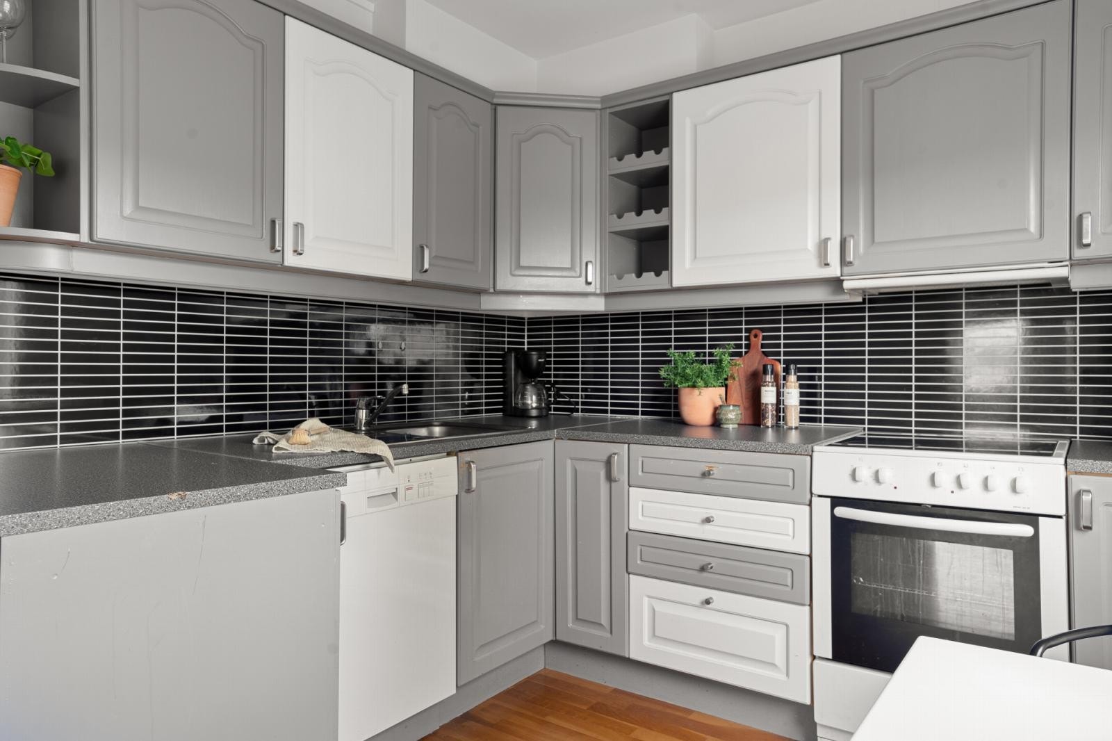 Våtromsplater på vegg over benkeplate. Galleribilde