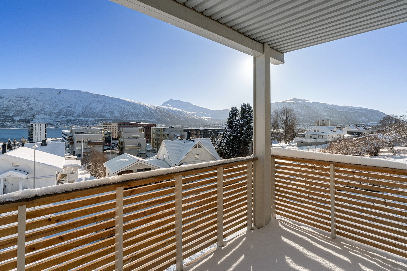 Sørvendt veranda med utsikt over mot Tromsdalen. Galleribilde