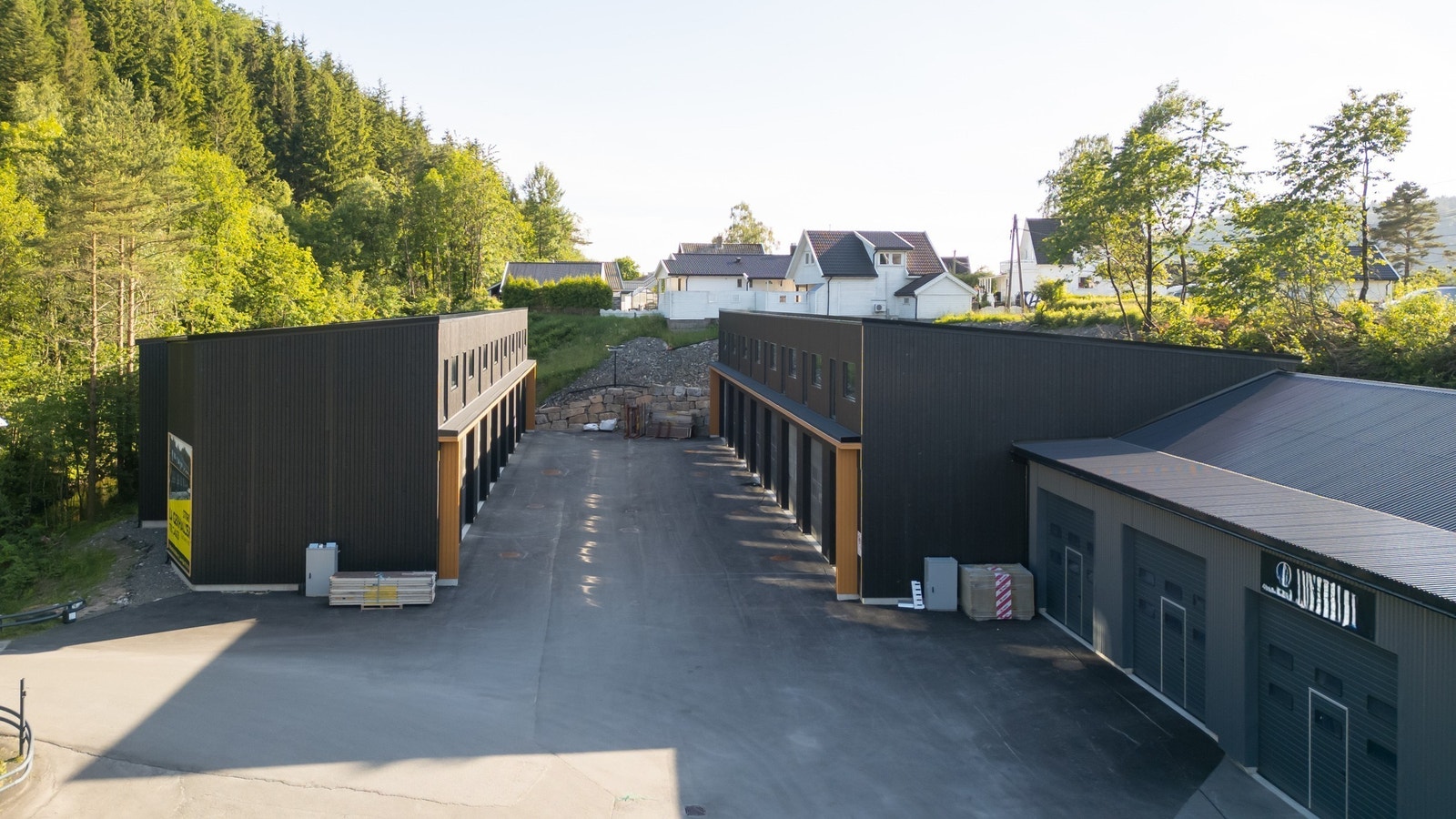 Sentral beliggenhet på Skrumoen. Bom inn til industriområdet Galleribilde
