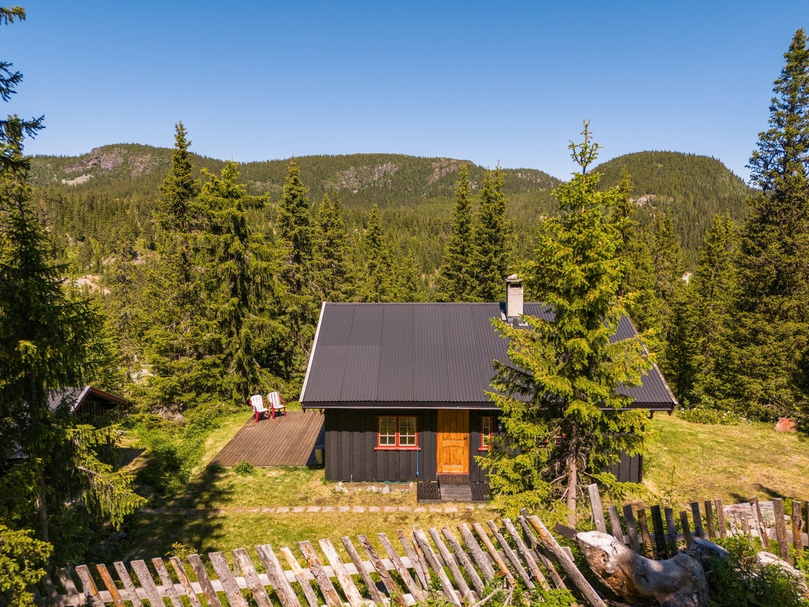 Eiendommen er svært idyllisk på sommeren! Galleribilde