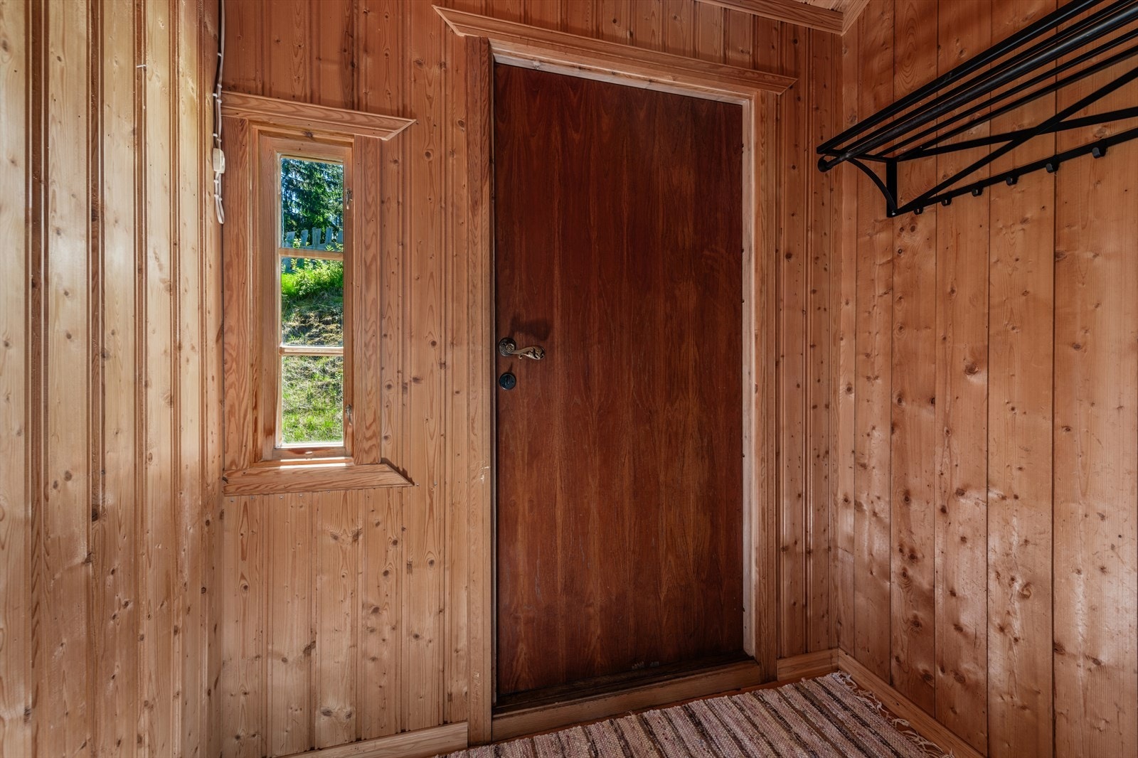 Velkommen inn! Entré med god plass for lagring av yttertøy. Galleribilde