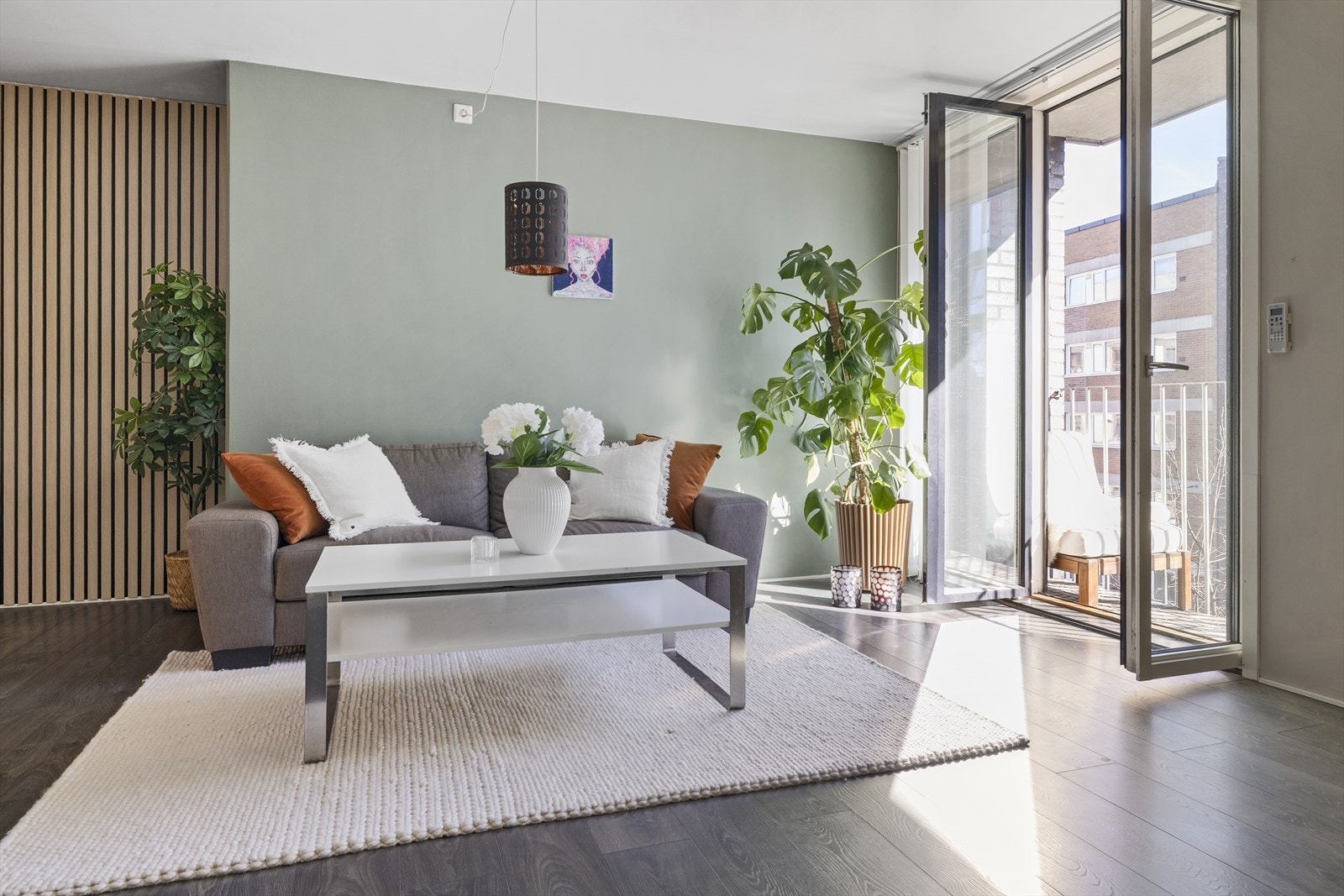 Leiligheten fremstår som innbydende og moderne og ligger høyt og fint i byggets 4. etg Galleribilde