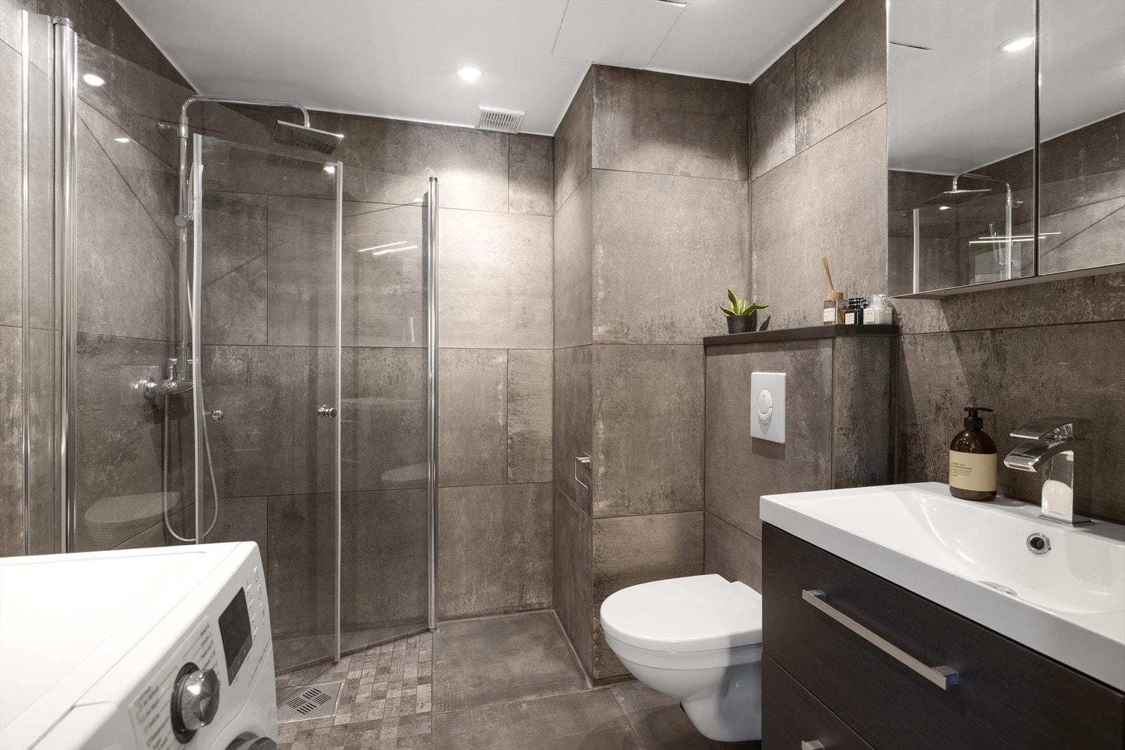 Delikat bad med plass til alt Galleribilde