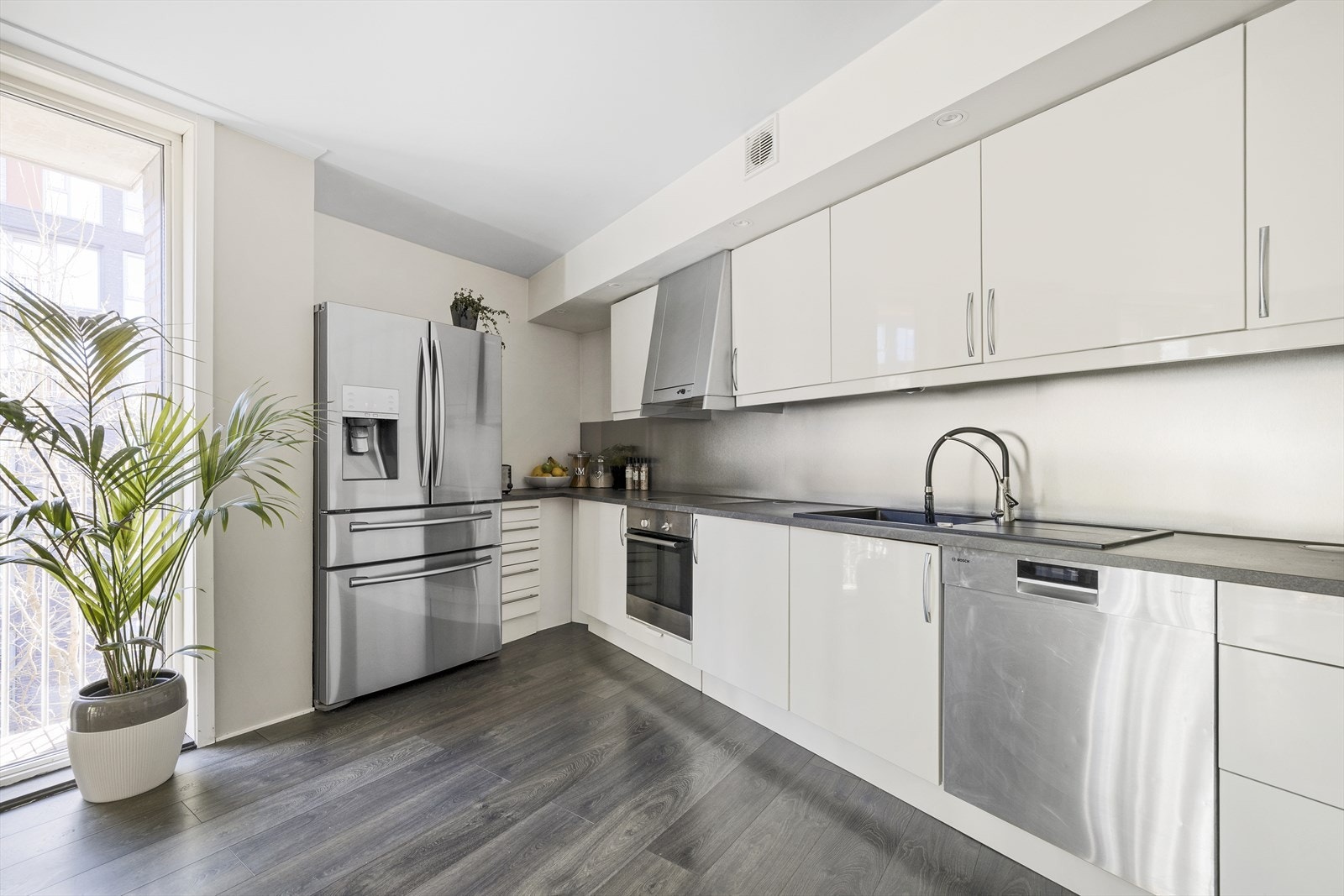 Integrerte hvitevarer som blant annet stekeovn, oppvaskmaskin og platetopp Galleribilde