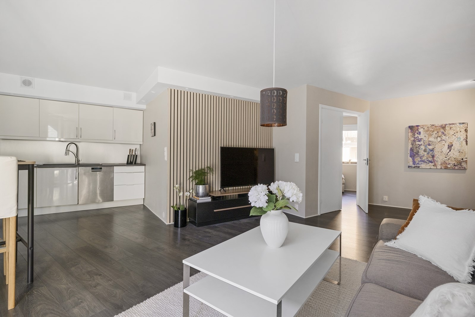 Kjøkken og stue i åpen løsning - selv om man har naturlige inndelinger Galleribilde