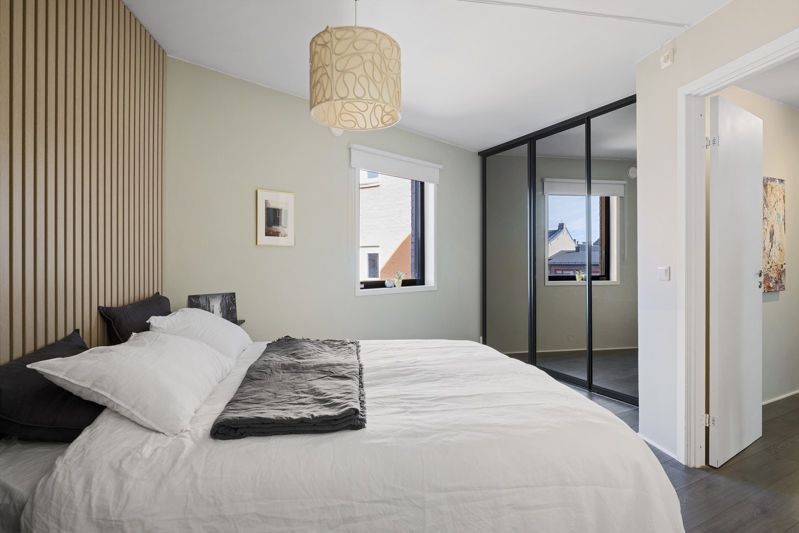 Pent soverom av god størrelse. Her er det god plass til dobbeltseng og nattbord Galleribilde