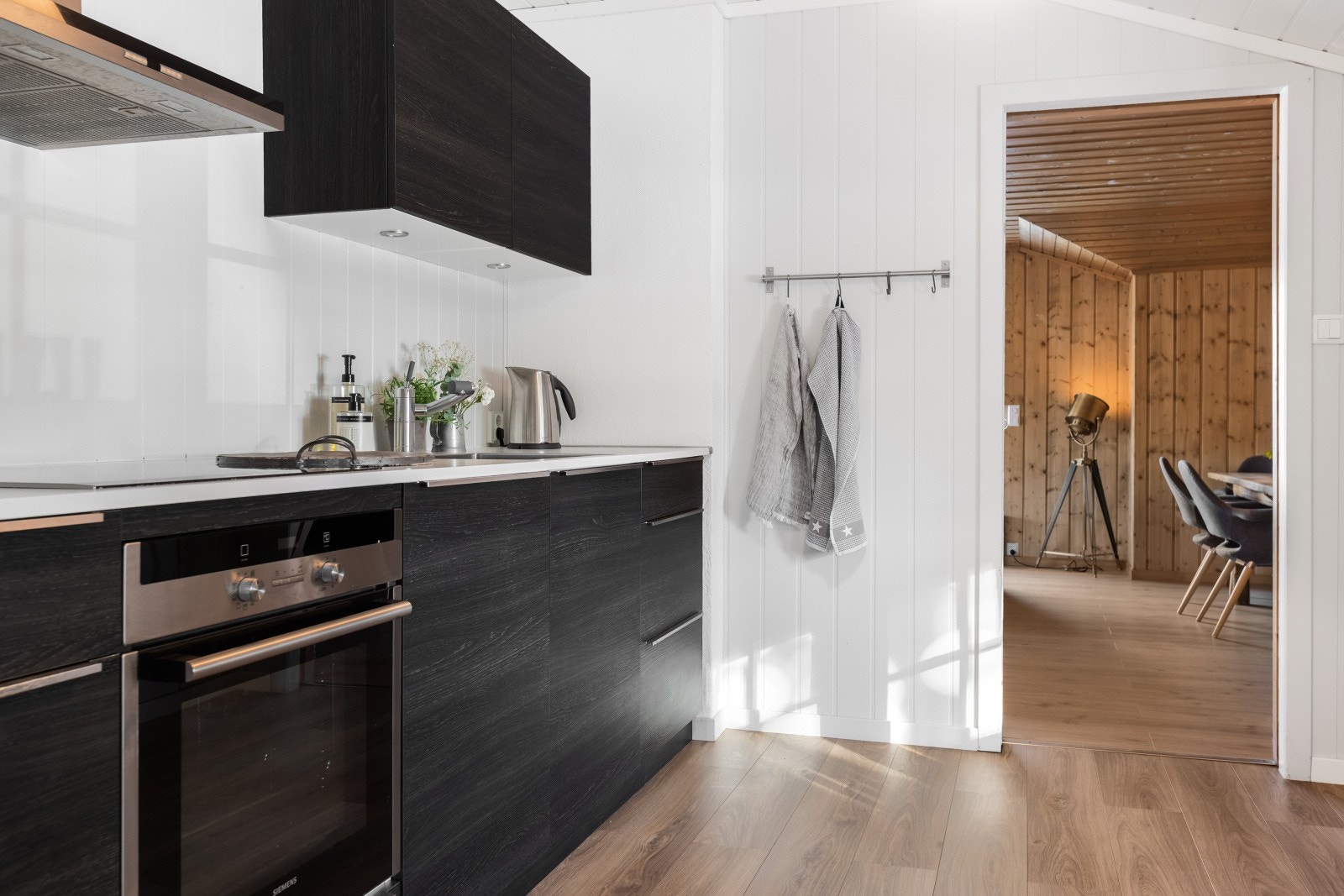 Innredningen tilbyr godt med oppbevaringsplass i mange skap og skuffer, og har moderne integrerte hvitevarer med komfyr, koketopp og oppvaskmaskin. Galleribilde