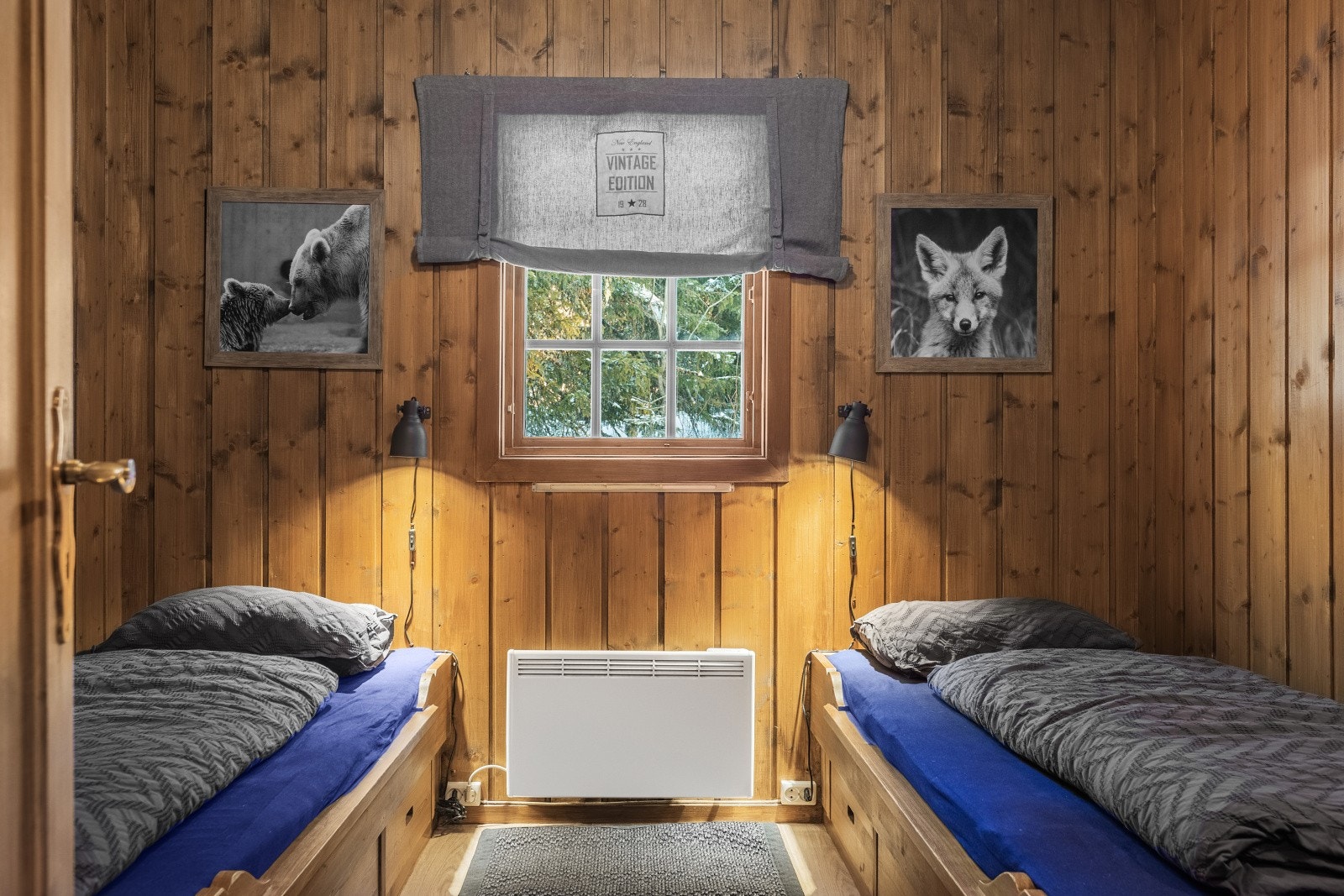 Soverom innredet med plassbygde enkeltsenger. Galleribilde