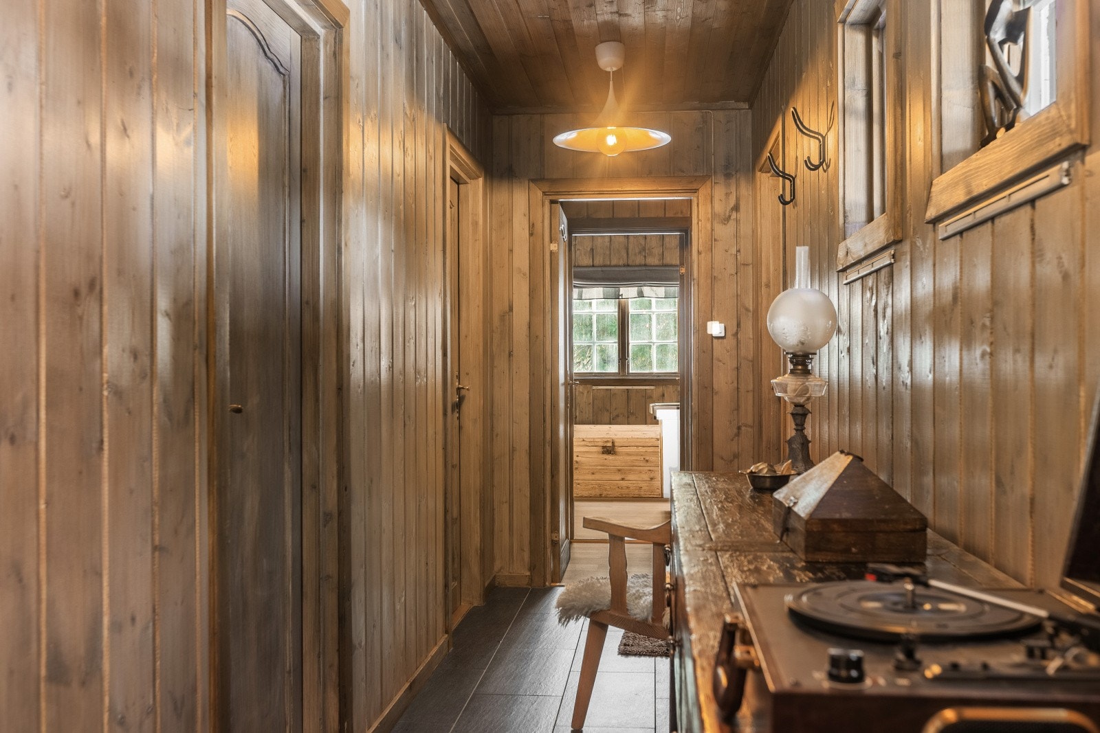 Beiset panel på veggene og laminat og fliser på gulvet, er gjennomgående i store deler av hytta. Galleribilde