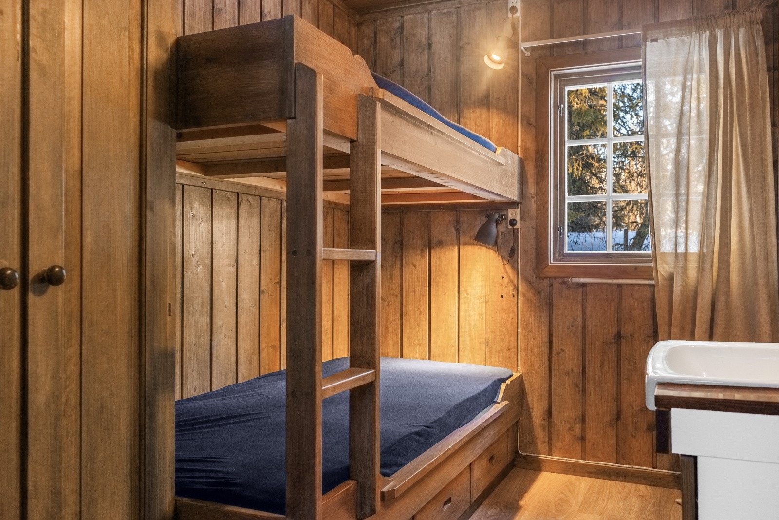 Plassbygget køyeseng og garderobeskap. Galleribilde