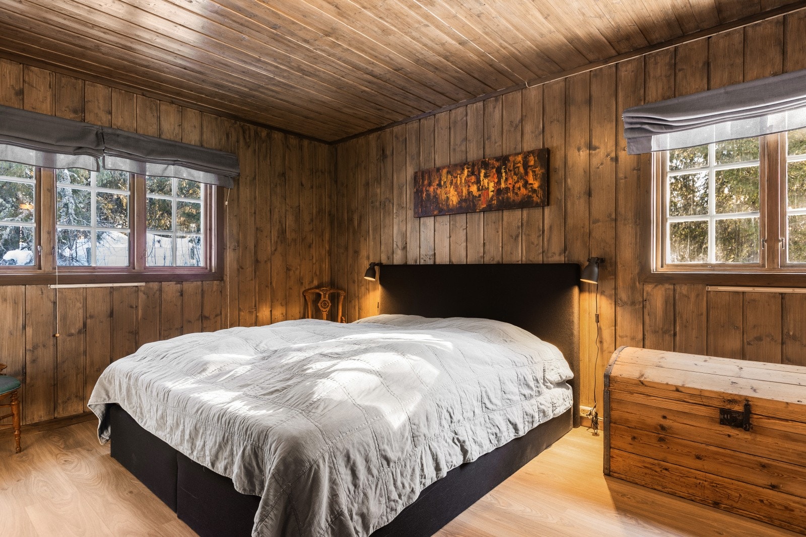 Planløsningen byr ellers på fem gode soverom, med til sammen elleve soveplasser. Galleribilde