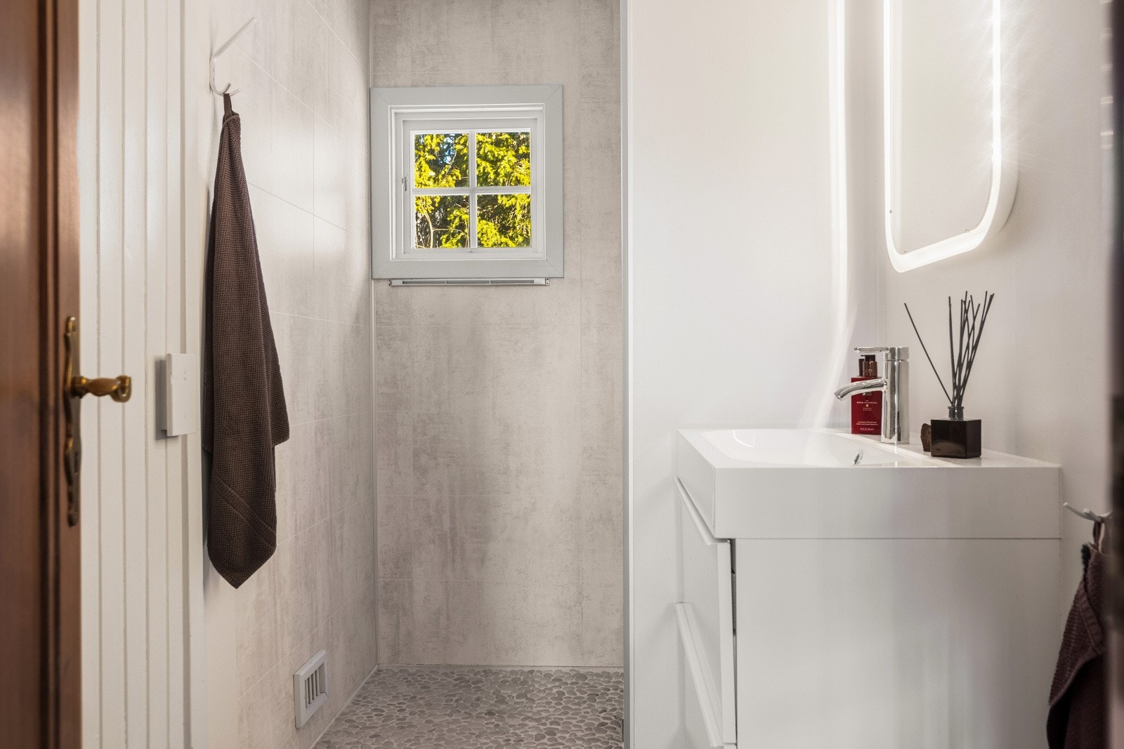 Badet har baderomsplater på veggene og mosaikkfliser på gulvet. Galleribilde