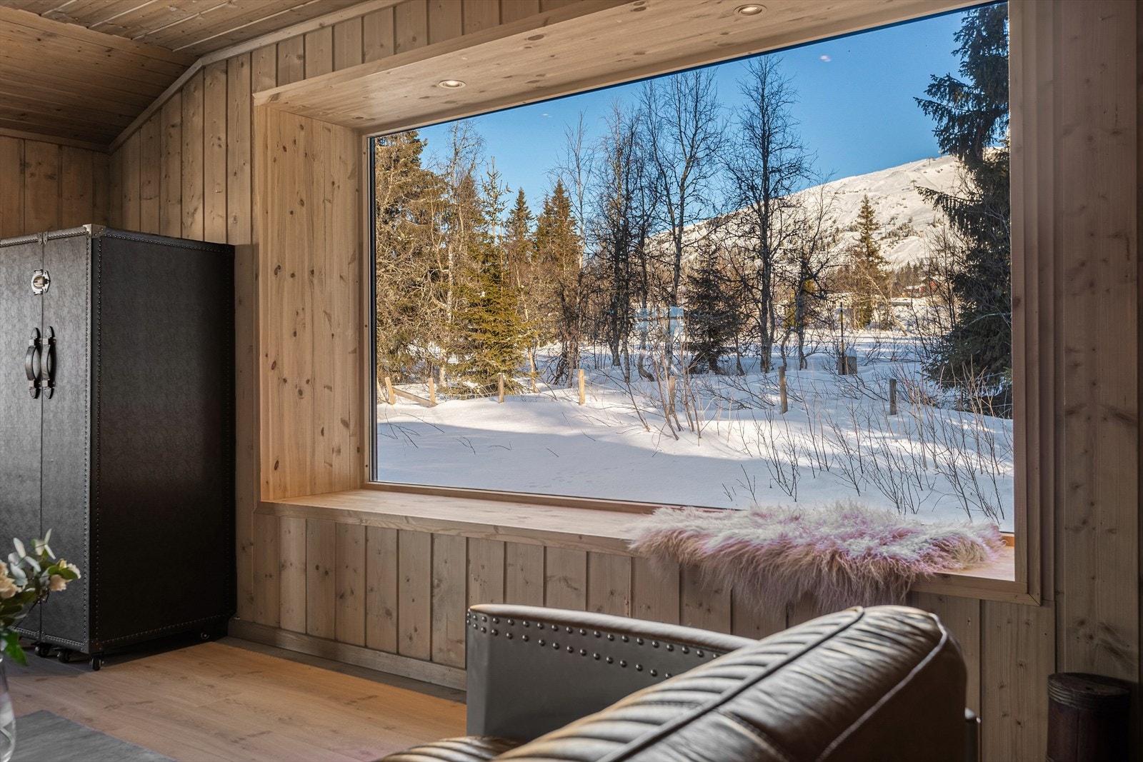 Hytta har alt på ett plan og en gjennomtenkt planløsning med en flott atmosfære og gode vindusflater som gir rikelig med lys i rommene. Galleribilde