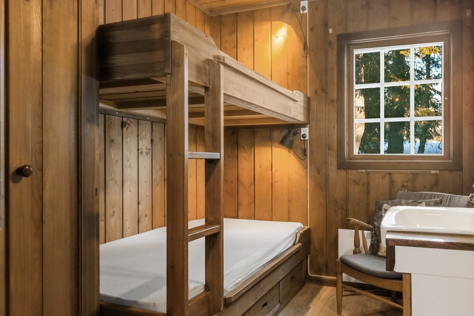 Plassbygget køyeseng og garderobeskap. Galleribilde