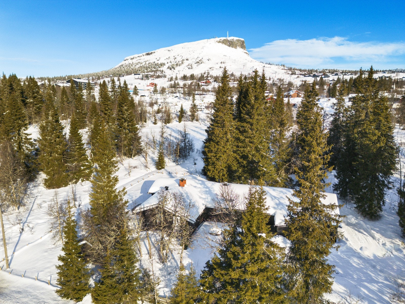 Hytta ligger sentralt på Skeikampen, på 747 meter over havet, med fantastisk utsikt mot bl.a. Skeikampen! Galleribilde