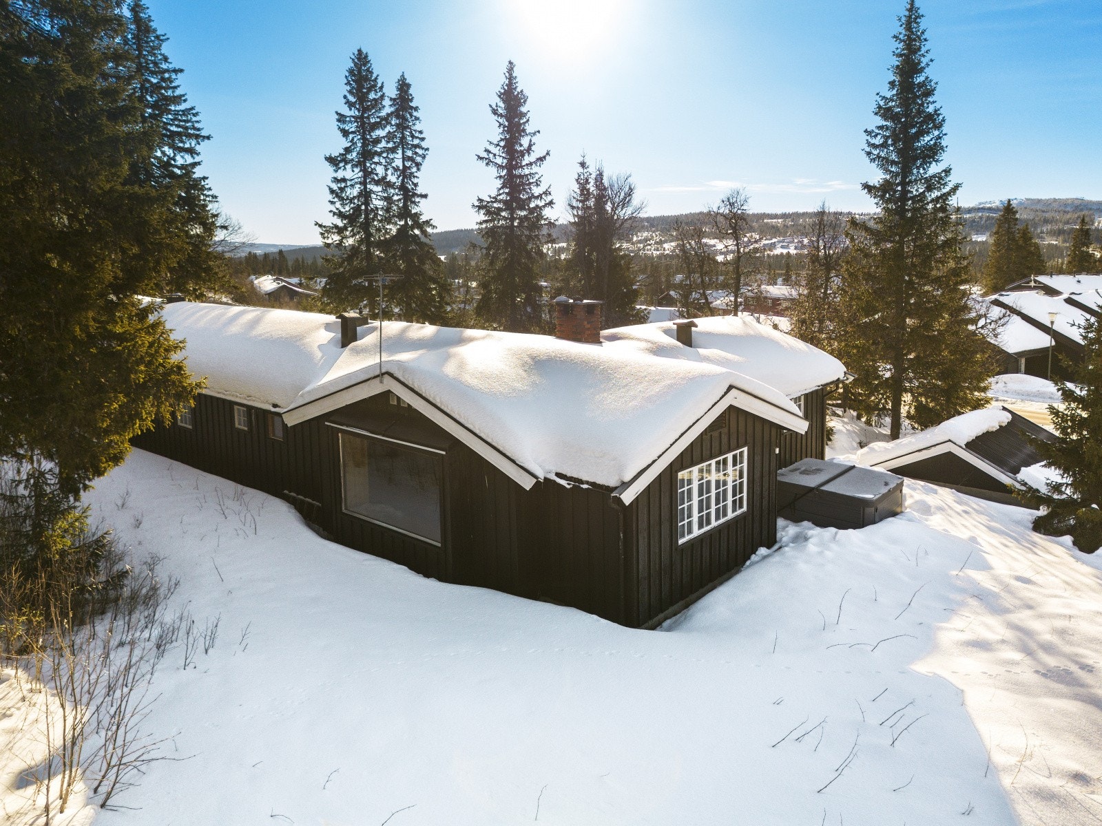 Hytta ligger i et fritidsområde med lett tilgjengelighet, kun 40 min fra Lillehammer, 1 t og 15 min fra Gjøvik og 1 time og 25 min fra Hamar. Galleribilde