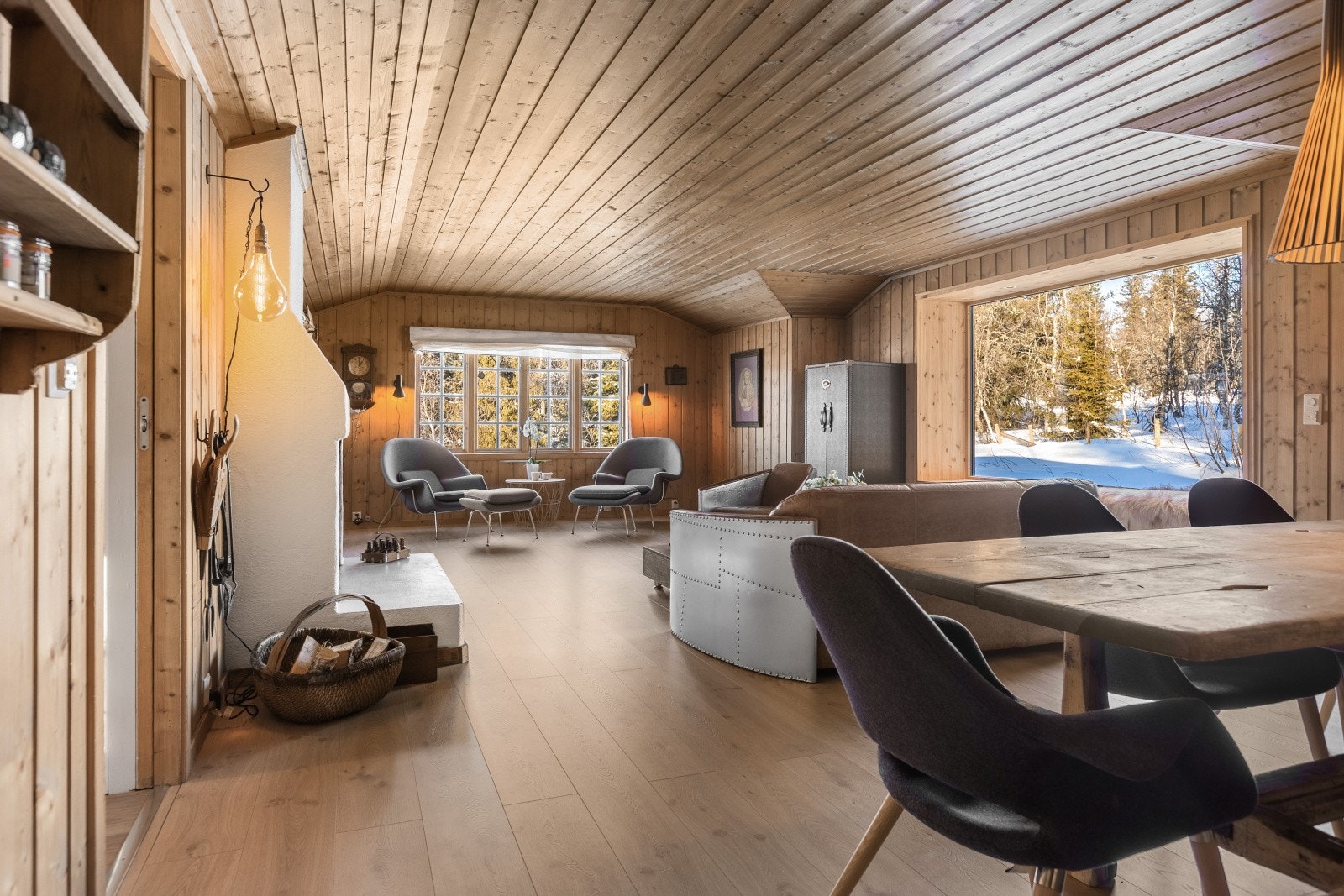 Stuen er av god størrelse med plass til sofagruppe, TV-møblement, godstol og spisestue. Galleribilde