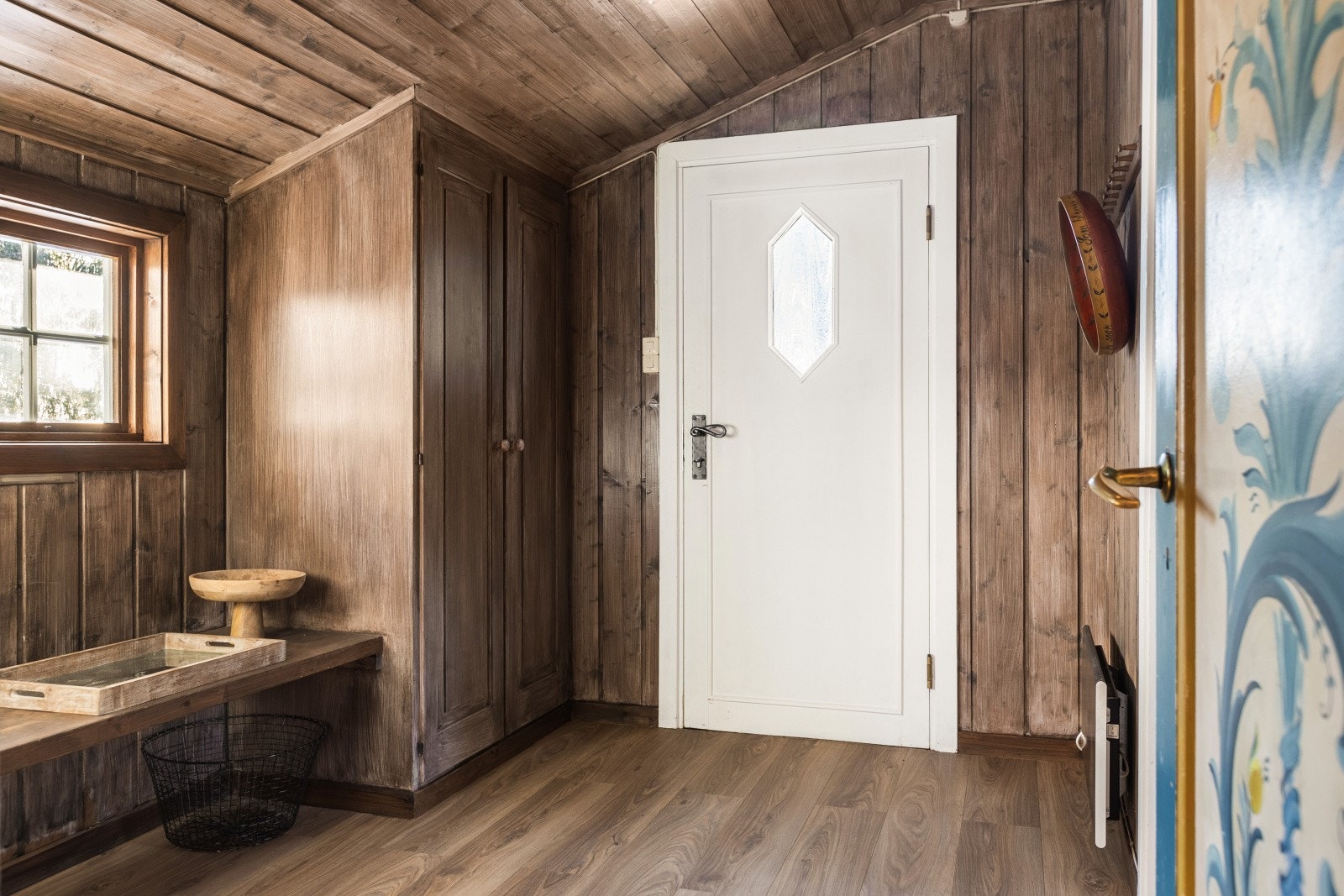 Hytta har tre separate innganger. Denne inngangen ble opprinnelig brukt av tjenestefolk. Galleribilde