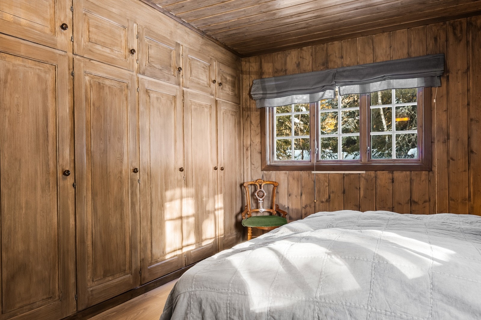 Hovedsoverommet har rikelig med oppbevaring i integrerte skap. Galleribilde